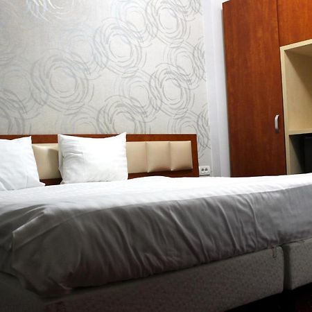 Kosher Hotel Lev Or Bucarest Extérieur photo