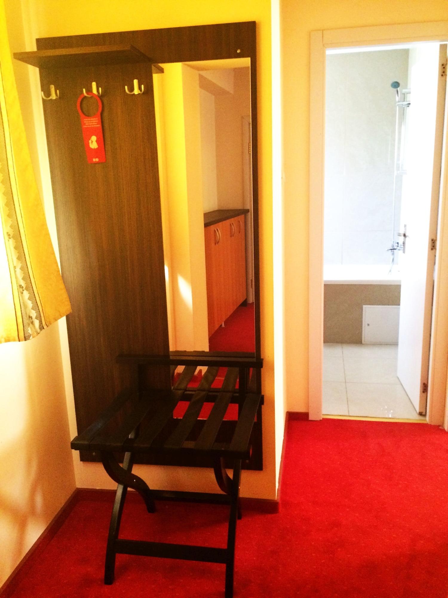 Kosher Hotel Lev Or Bucarest Extérieur photo