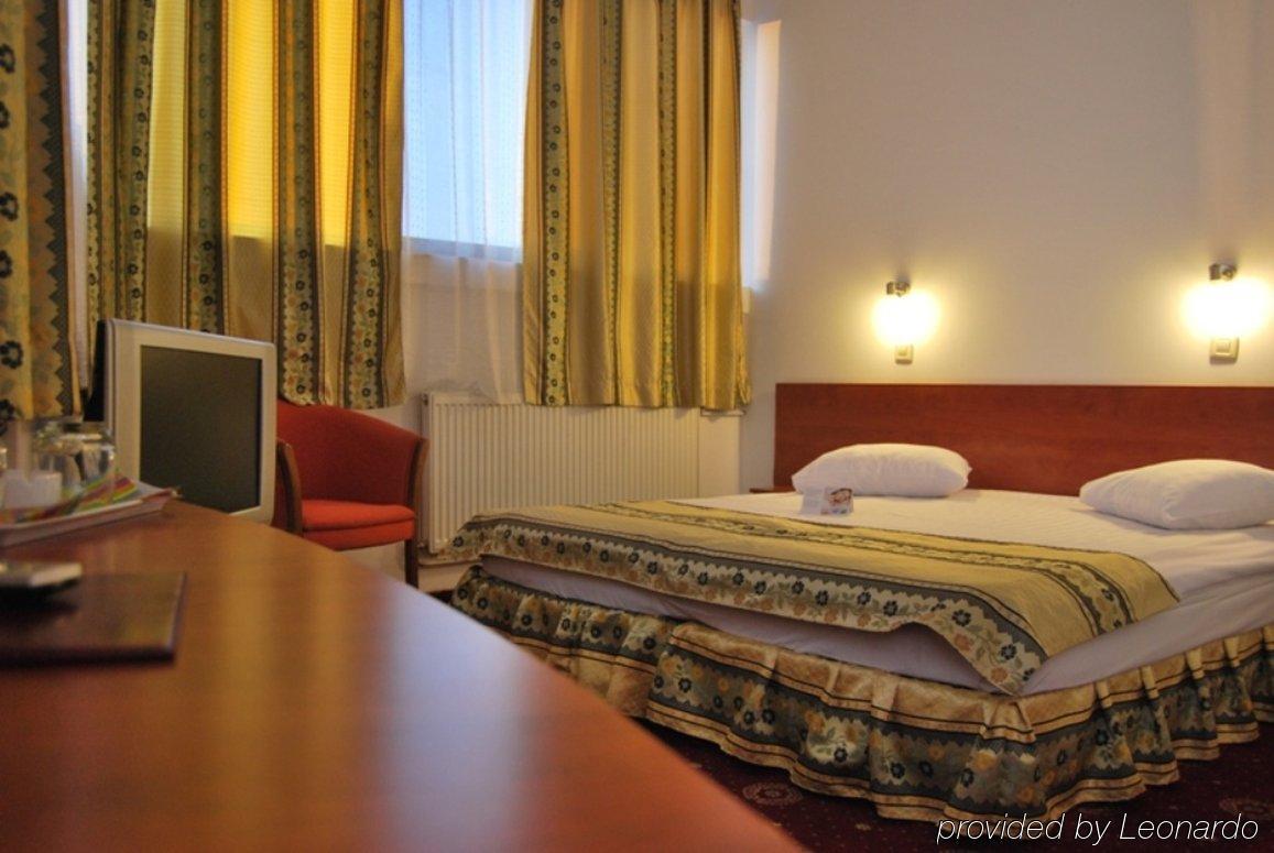 Kosher Hotel Lev Or Bucarest Chambre photo