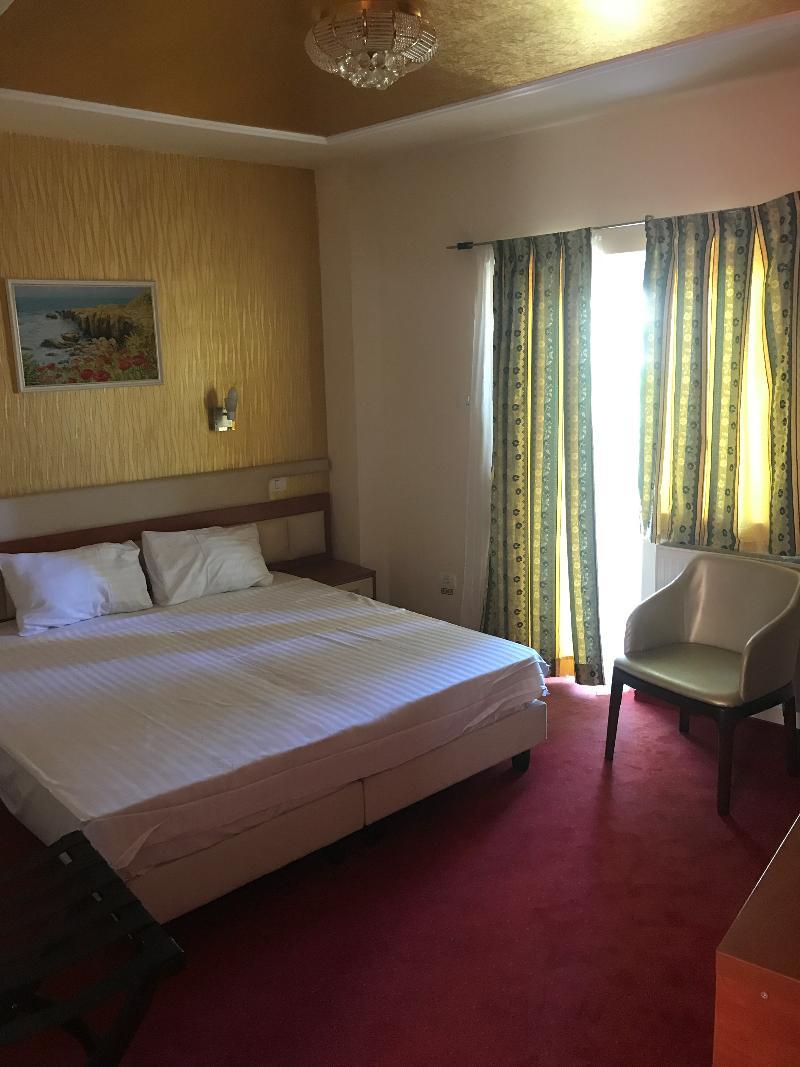 Kosher Hotel Lev Or Bucarest Extérieur photo