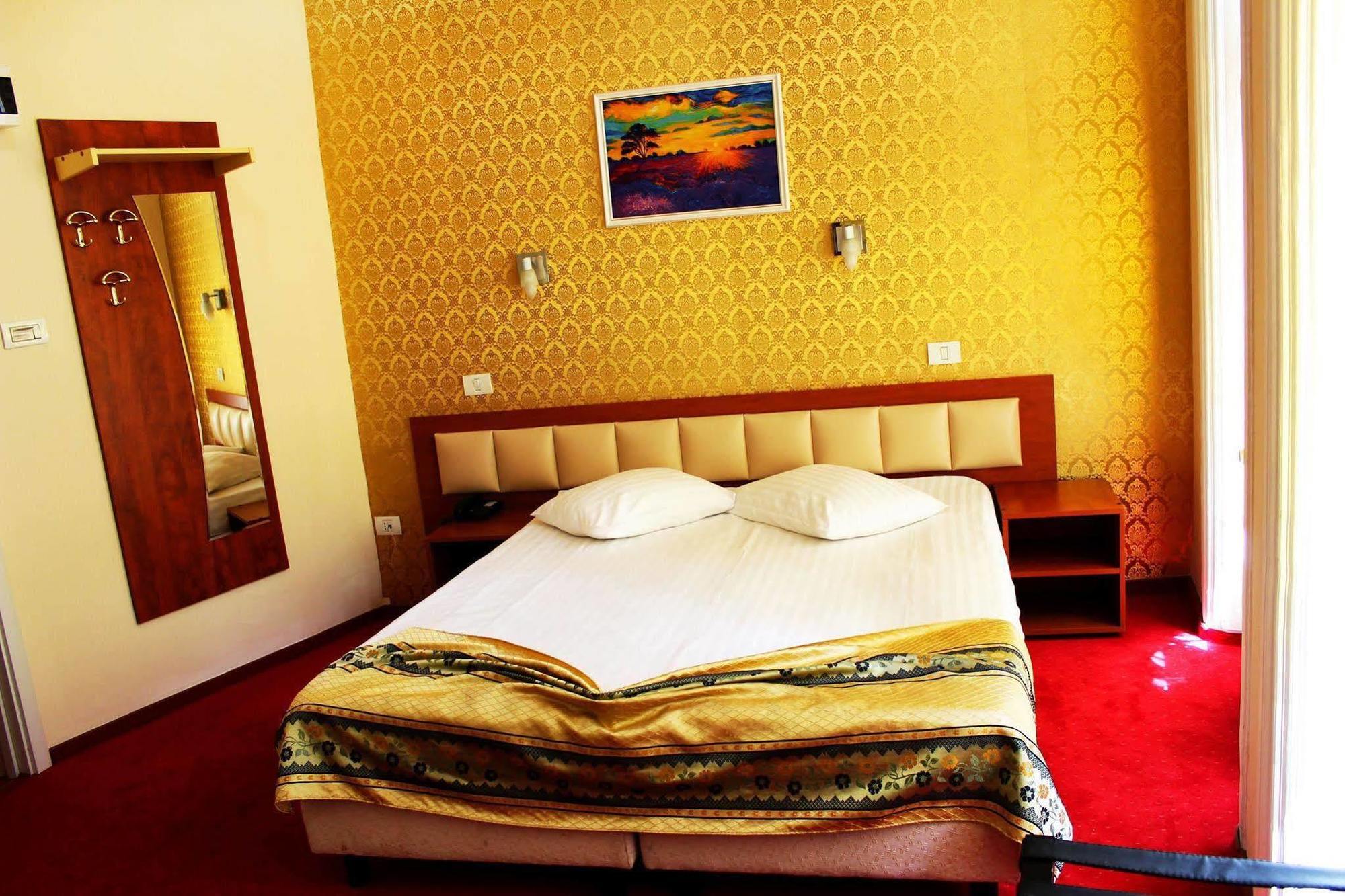Kosher Hotel Lev Or Bucarest Extérieur photo